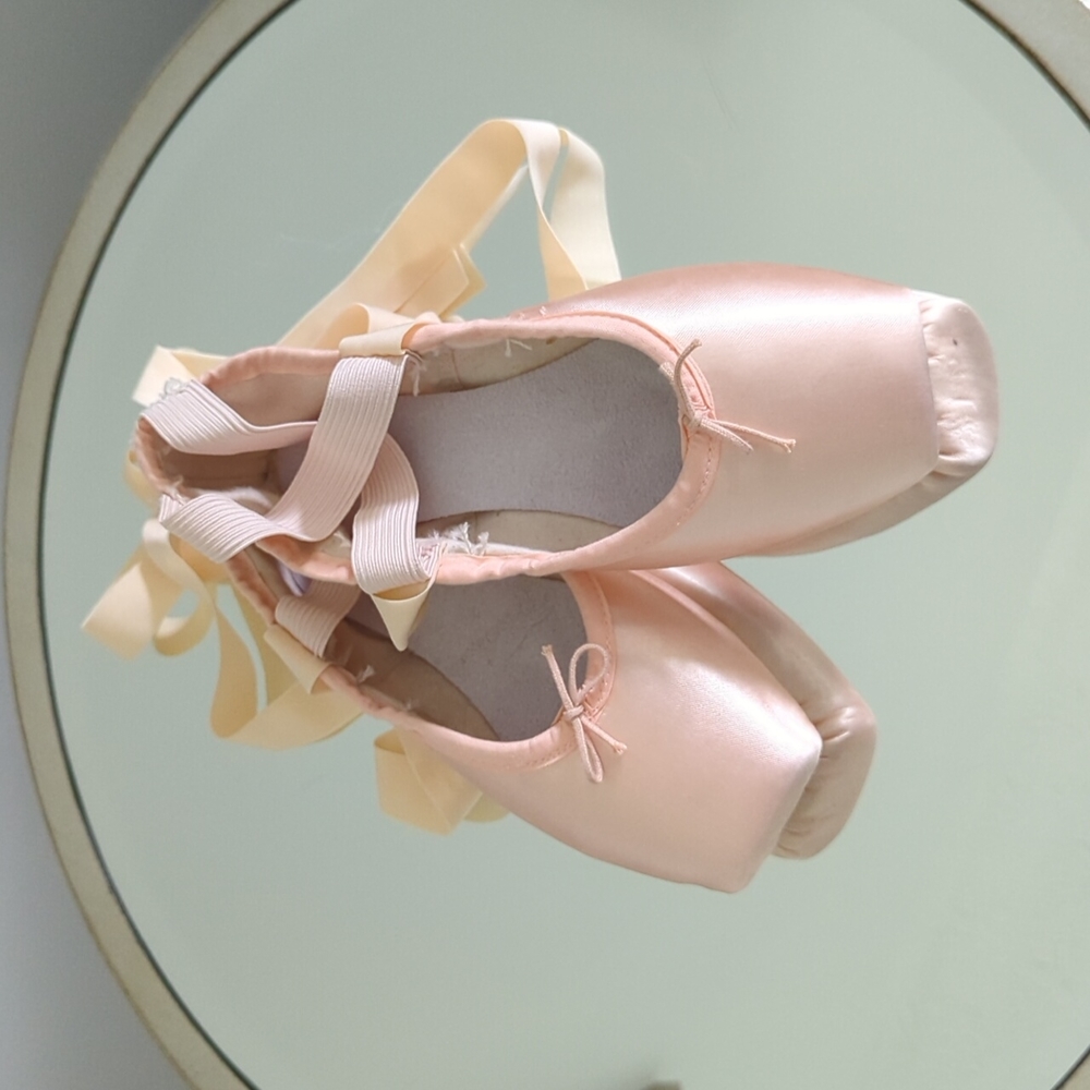 Suffolk Stellar Pointe Shoes size 6XX (standard) **NEVER WORN, BRAND NEW**